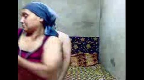 Мужик в постели развлекается с чужой женой