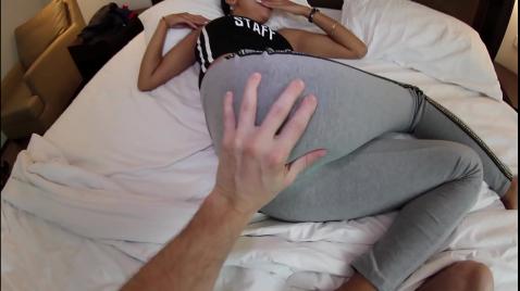 Трахает волосатую пизду проститутки с Тайланда