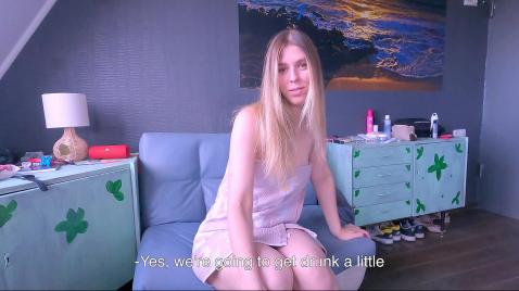 Малышка с маленькой грудью занимается анальным сексом