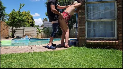 Задрал платье и трахнул у стены