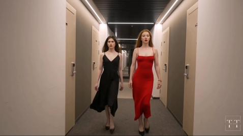 Богатый папик вызвал двух молодых проституток и кончил в рот