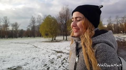 Парень на улице снял девицу для ебли в своем доме