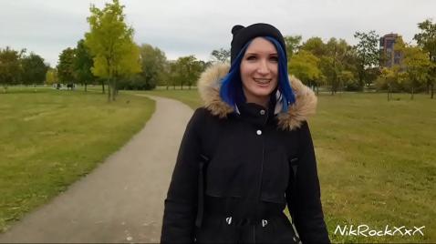 Парень с девушкой гуляют на улице а ебутся в своем доме