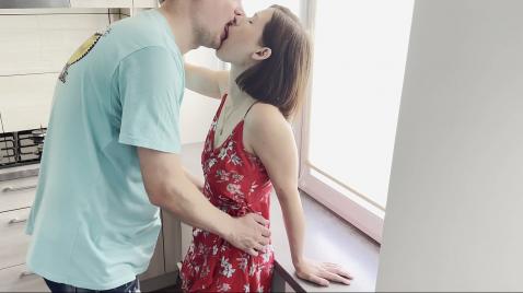 Влюбленая парочка ебется на кухне возле окна