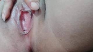 Брюнетка нарядила ёлку и возле нее стала мастурбировать