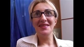 Зрелая очкатая мамочка лежит и мастурбирует