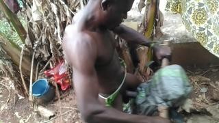 Негр сделал куклу для дрочки и стал её трахать