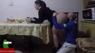 Самая настоящая ебля на кухне