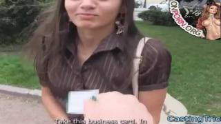 Стеснительная девушка проходит кастинг в порно студии