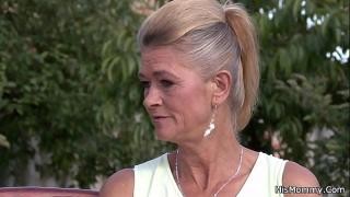 Зрелая на улице дрочит пизду девушке