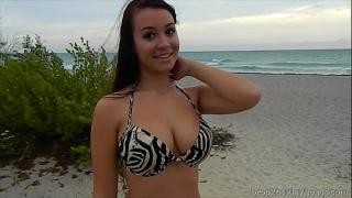 Брюнетка занимается у реки онанизмом