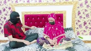 Толстая мамочка мастурбирует и ей помогает парень в маске