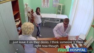 Доктор возбудил пациентку и занялся с ней сексом