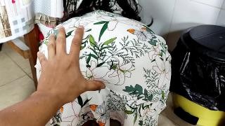 Брюнетку на кухне трахает ее супруг