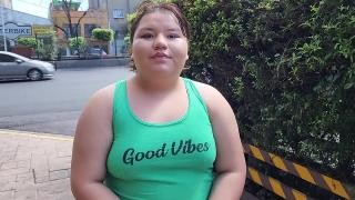 Молоденькая толстушечка делает минет