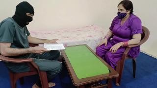 Брюнетская толстушка с большими сиськами трахается с мужчиной в маске